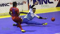 Kiper IPC Pelindo, Yos Adi Wicaksono, berusaha menahan serangan pemain Black Steel Manokwari dalam laga Seri III Grup B Wilayah Timur Pro Futsal League 2016 di GOR 17 Desember, Mataram, NTB, Minggu (13/3/2016). (Bola.com/Arief Bagus)