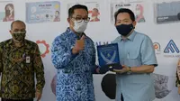 Gubernur Jabar Ridwan Kamil saat menyerahkan Sertifikat SNI Produk Ateja Mask di PT Ateja Tritunggal, Padalarang, Kabupaten Bandung Barat, Senin (19/4/2021). (Foto: Biro Adpim Jabar)