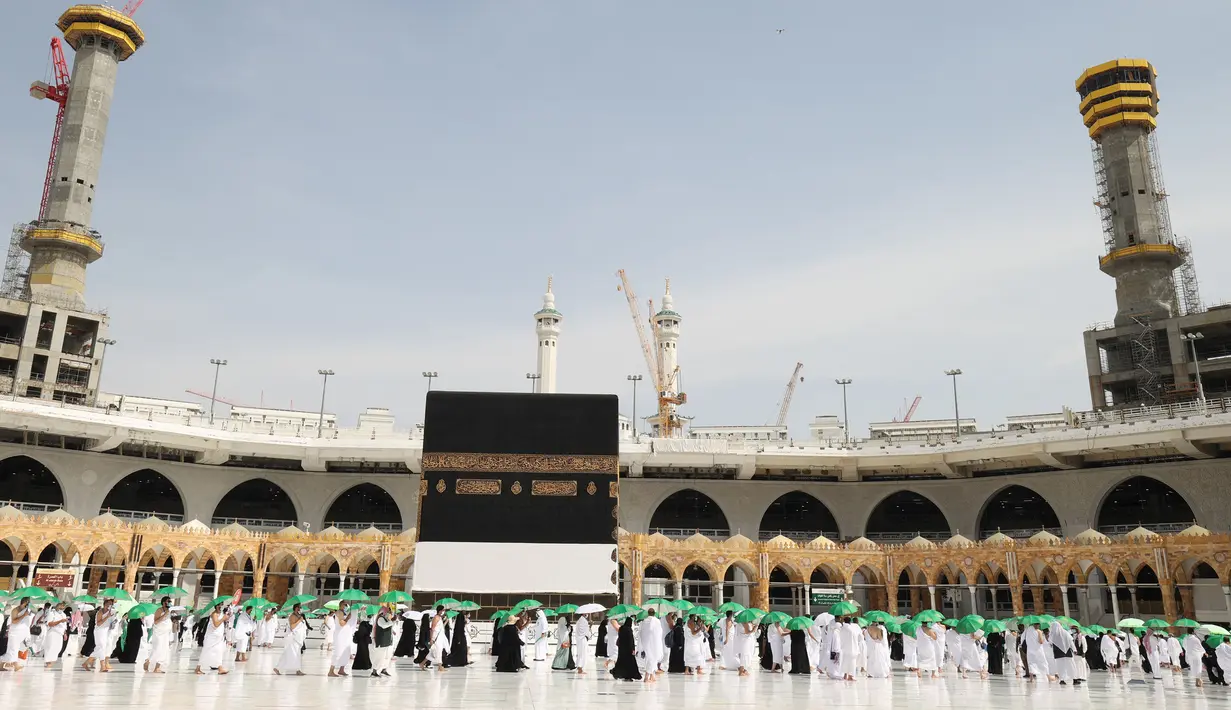 Jemaah mengelilingi Kabah pada awal musim haji di Masjidil Haram, Mekkah, Arab Saudi, Sabtu (17/7/2021). Jemaah haji 2021 sudah memulai rangkaian ibadah. (FAYEZ NURELDINE/AFP)