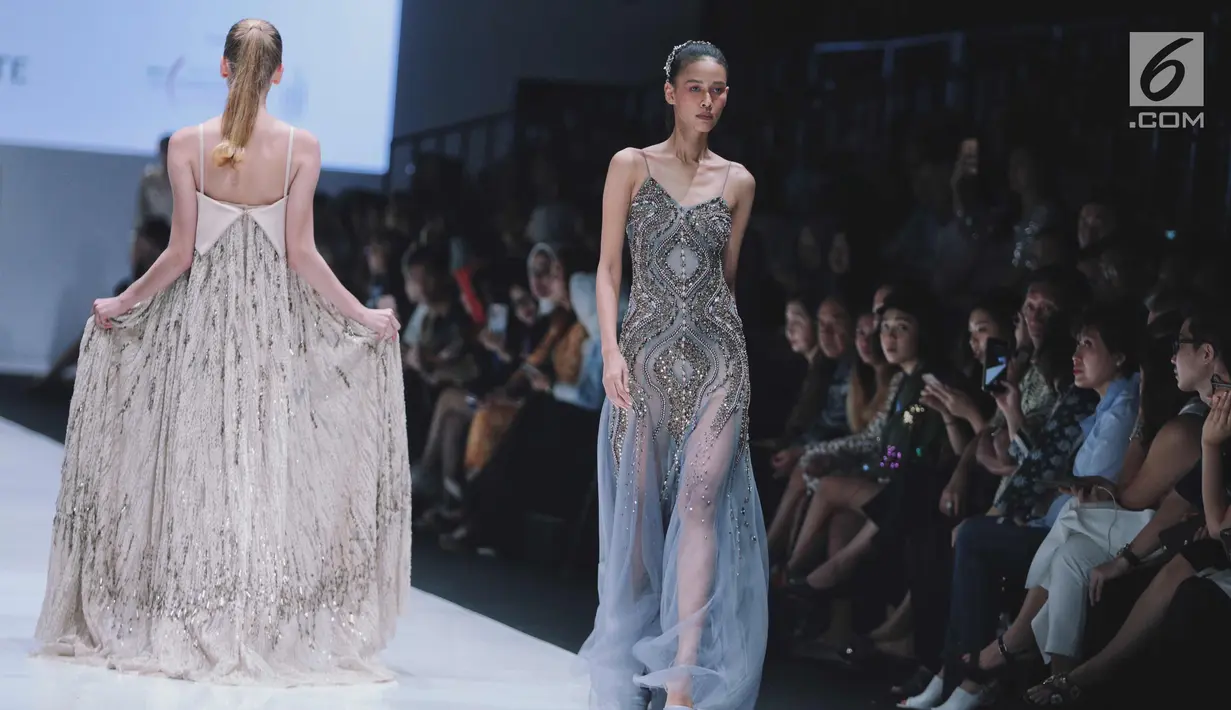 Model berjalan di atas catwalk membawakan busana dari siswa Istituto di Moda Burgo (IMB), Julianto di Jakarta Fashion Week 2018, Jakarta, Jumat (27/10). Koleksi busananya mengarah pada warna coklat dan abu-abu. (Liputan6.com/Faizal Fanani)