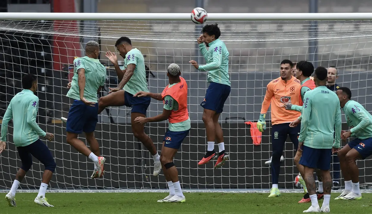 Bermain di markas lawan, A Selecao berambisi meraih kemenangan. (Photo by CRIS BOURONCLE / AFP)