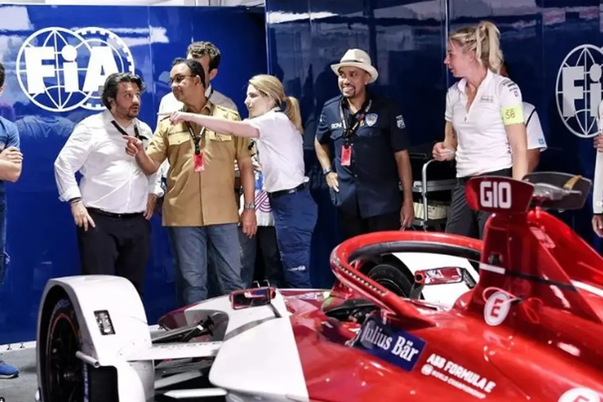 Gubernur DKI Anies Baswedan mengecek kesiapan jelang balapan mobil listrik Formula E di Ancol, Jakarta Utara. (Foto: Instagram @aniesbaswedan)