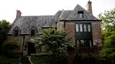 Sebuah rumah yang akan ditempati Barack Obama, berada di sebelah barat laut Washington, AS, Kamis (26/5). Rumah mewah itu akan disewa Obama setelah pensiun menjadi Presiden Amerika Serikat. (REUTERS/Gary Cameron)