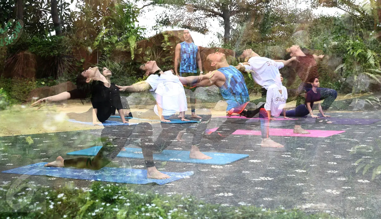Jessica Iskandar melakukan Acroyoga bersama GirlsSquad di Fauna Land, Ancol, Jakarta, Kamis (6/4). Jedar mengaku ingin seru-seruan dengan GirlsSquad sambil Acroyoga. (Liputan6.com/Herman Zakharia)