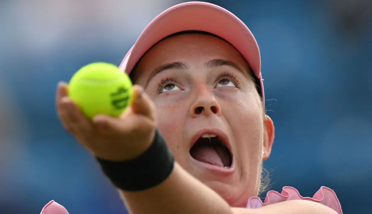 Petenis Latvia, Jelena Ostapenko melakukan servis menuju petenis Amerika Serikat, Madison Keys saat pertandingan tenis tunggal putri di turnamen tenis Eastbourne International di Eastbourne, Inggris pada Rabu, 22 Juni 2022. (AP/Kirsty Wigglesworth)