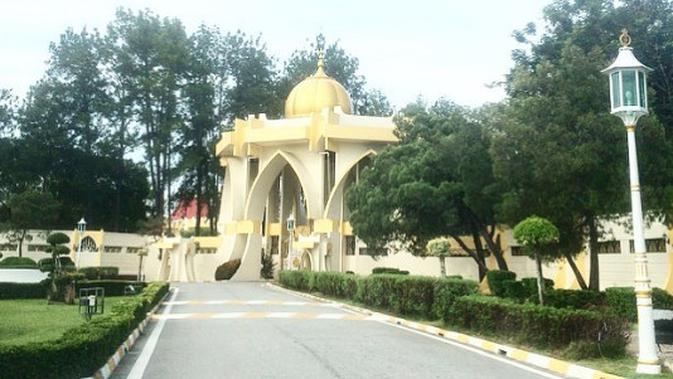 Istana Negeri Kelantan ini terkenal akan kubahnya yang berwarna emas. (dok. Instagram @lovelifefari/https://www.instagram.com/p/BHjzGc4hngY/Esther Novita Inochi)
