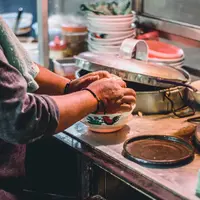 Viral kakek penjual bubur ini hanya bisa terduduk pasrah ketika dagangannya diminta preman. Ternyata endingnya tak terduga. (unsplash/misbahul aulia).