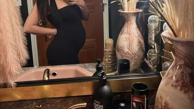 Gaya Kourtney Kardashian Pamer Baby Bump