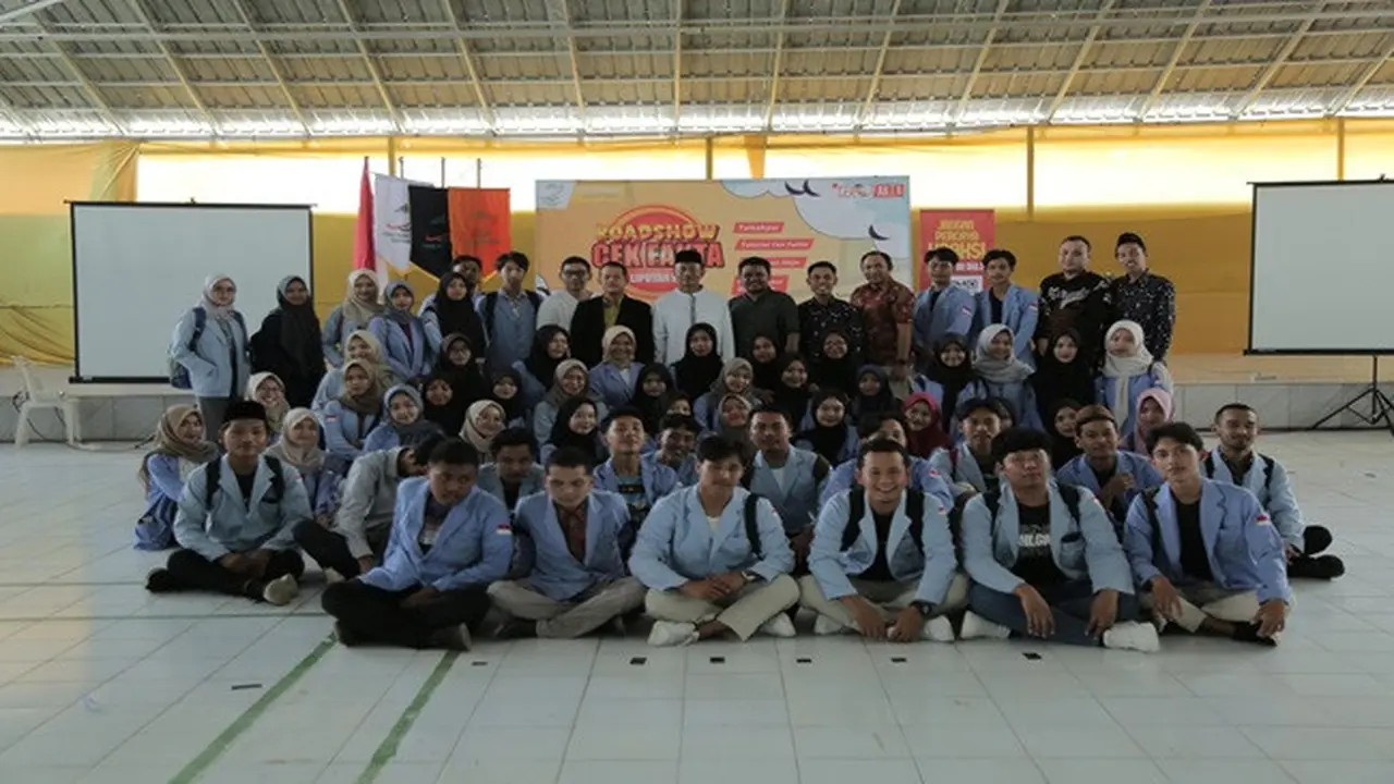 Para peserta dan pembicara berfoto bersama usai acara Roadshow Cek Fakta Liputan6.com di STMIK Komputama Majenang, Cilacap, Jawa Tengah. (Liputan6.com/Zulfikar Abubakar)