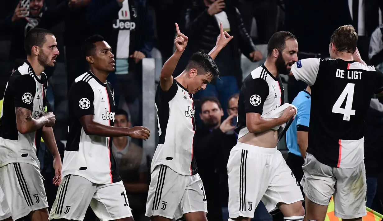 Striker Juventus, Paulo Dybala, merayakan gol yang dicetaknya ke gawang Lokomotiv Moscow pada laga Liga Champions di Stadion Juventus, Turin, Selasa (22/10). Juventus menang 2-1 atas Lokomotiv. (AFP/Marco Bertorello)