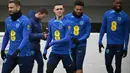 Pemain Timnas Inggris, Phil Foden dan rekannya menjalani latihan persiapan menjelang laga Kualifikasi Euro 2024 melawan Italia yang berlangsung di St George's Park, Burton-on-Trent, Inggris, 21 Maret 2023. The Three Lions dijadwalkan akan bertandang ke Italia pada Sabtu (25/03/2023) dini hari WIB di Stadion Diego Armando Maradona, Napoli. (AFP/Paul Ellis)