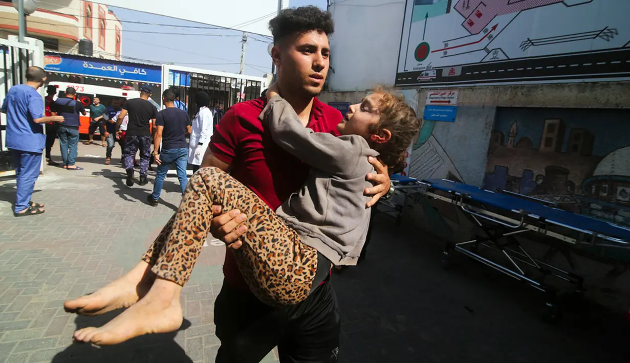 Warga Palestina yang terluka akibat pemboman Israel di Jalur Gaza dibawa ke rumah sakit di Rafah, Senin (23/10/2023). (AP Photo/Hatem Ali)