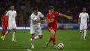 Gelandang Wales, Daniel James, berebut bola dengan gelandang Azerbaijan, Gara Garayev, pada laga Kualifikasi Piala Eropa 2020 di Cardiff City Stadium, Cardiff, Jumat (6/9). Wales menang 2-1 atas Azerbaijan. (AFP/Geoff Caddick)