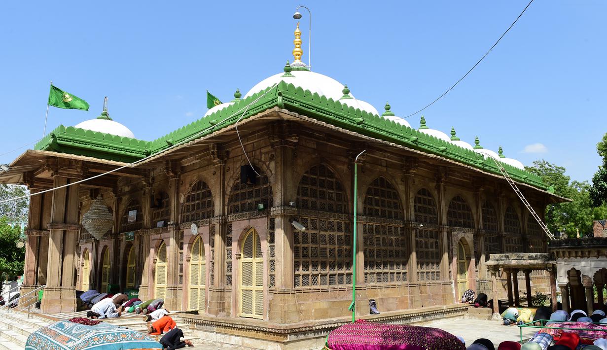 <p>Umat Muslim melaksanakan Sholat Jumat pertama di Bulan Puasa Ramadhan di Masjid Shah-E-Alam kuno di kampus kuil Shah-E-Alam Roza di Ahmedabad pada 24 Maret 2023. (AFP/SAM PANTHAKY)</p>