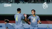 Permain Persebaya Surabaya Rizky Ridho dan rekannya Leo Lelis merayakan gol Silvio Junior ke gawang PSS Sleman pada pekan ketujuh BRI Liga 1 2022/2023 di Stadion&nbsp;Maguwoharjo, Yogyakarta, Sabtu, 27 Agustus malam WIB. (foto: Twitter @Liga1Match)