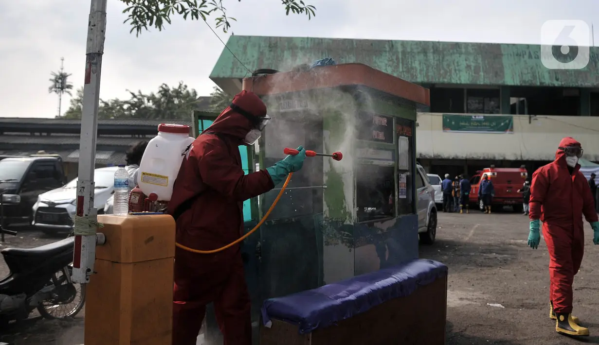 Petugas pemadam kebakaran Jakarta Pusat saat menyemprotkan cairan disinfektan di area parkir Pasar Rawasari, Jakarta, Kamis (11/6/2020). (merdeka.com/Iqbal S. Nugroho)