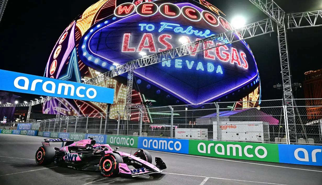 Pembalap Alpine asal Prancis, Esteban Ocon saat sesi latihan pertama Grand Prix Formula 1 Las Vegas pada 21 November 2024 di Las Vegas, Nevada. (Frederic J. Brown/AFP)