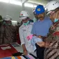 Menteri Perindustrian Saleh Husin mengamati produk kain dan pakaian berbahan baku rayon yang diproduksi PT Indo Bharat Rayon. (Foto: Kementerian Perindustrian)