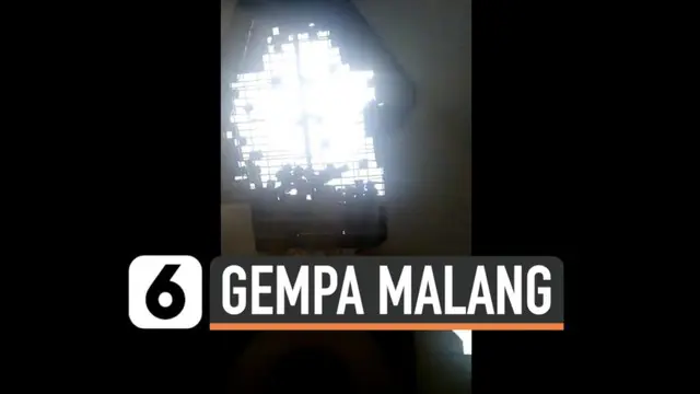 Seorang warga unggah video kondisi masjid yang atapnya runtuh setelah diguncang gempa berkekuatan magnitudo 6,7 di Malang hari Sabtu (10/4)