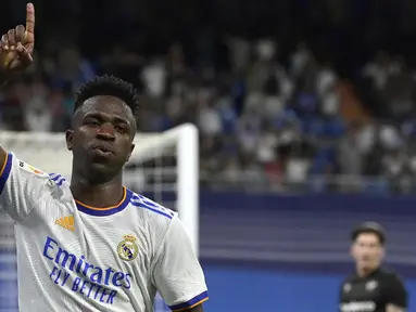 Vinicius Junior terpilih sebagai bintang kemenangan Real Madrid saat pesta 6-0 ke gawang Levante pada  jornada 36 Liga Spanyol 2021/2022 di Santiago Bernabeu, Jumat (13/05/2022) dini hari WIB. (AFP/Javier Soriano)