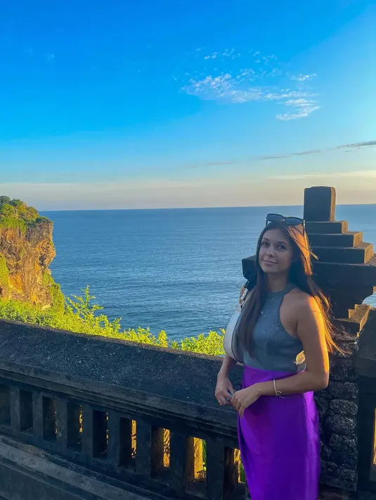 Ria Andrews mencuri perhatian netizen karena sosoknya yang cantik dan menawan. (FOTO: instagram.com/ria.travelwithmeri/)