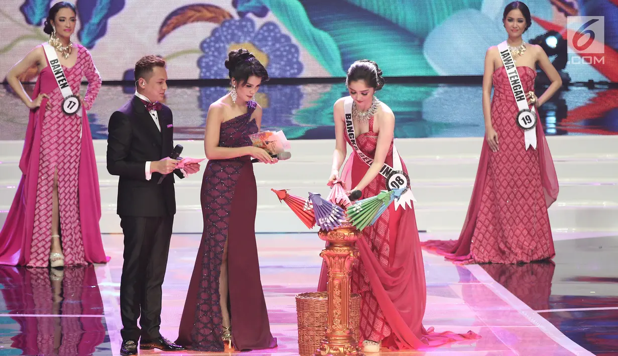 Finalis dari Bangka Belitung, Sonia Fergina mengambil payung untuk menjawab pertanyaan dari Juri, Riyo Mori pada malam puncak Puteri Indonesia 2018 di JCC, Jakarta, Jumat (9/3). (Liputan6.com/Herman Zakharia)