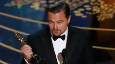 Aktor Leonardo DiCaprio menerima Oscar untuk Aktor Terbaik untuk film "The Revenant" di 88 Academy Awards di Hollywood, California (28/2/2016). Ini merupakan piala oscar pertama yang diraih Leo Lewat perannya di film The Revenant. (REUTERS/Mario Anzuoni)