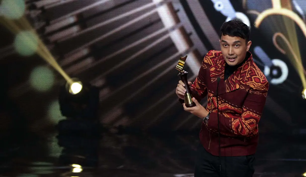 Selanjutnya ada Dimas Aditya yang begitu tampan dengan jas merah bermotifnya saat menerima piala penghargaan kategori Pemeran Pria Terpuji Film Televisi dalam FTVnya yang berjudul Bukan Tanah Air Beta. (Deki Prayoga/Bintang.com)