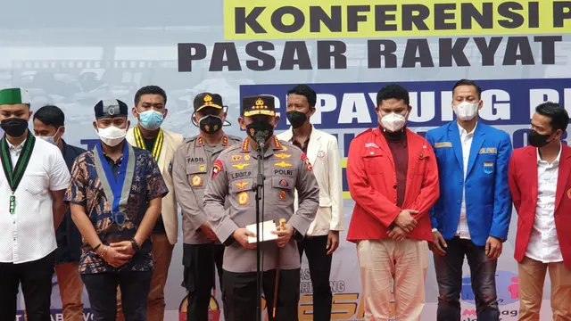 Kapolri Jenderal Listyo Sigit Prabowo meninjau langsung kegiatan percepatan vaksinasi nasional di GOR BRI Radio Dalam, Jakarta Selatan, Selasa, 8 Maret 2022.