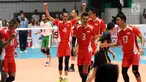 Pevoli putra Indonesia bersorak saat meraih poin melawan Arab Saudi di Kejuaraan Voli Asia 2017 ke-16 di GOR Tri Dharma, Gresik, Senin (24/7). Indonesia unggul 25-23, 25-21, 22-25, 26-24. (Liputan6.com/Helmi Fithriansyah)