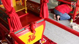 Kesibukan pengurus Vihara Amurva Bhumi menghias tandu untuk arak-arakan dalam perayaan Cap Go Meh di Jatinegara, Jakarta, Sabtu (3/3). Cap Go Meh digelar setiap hari ke-15 setelah berakhirnya perayaan Tahun Baru Imlek. (Liputan6.com/Immanuel Antonius)