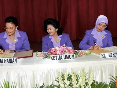 Citizen6, Jakarta: Ketua umum harian Dharma Pertiwi diserahterimakan dari Nani Noer Muis kepada Euis Sukirno. Bertempat di Jalan Proklamasi, Jakarta Pusat, Selasa (5/7). (Pengirim: Badarudin Bakri)