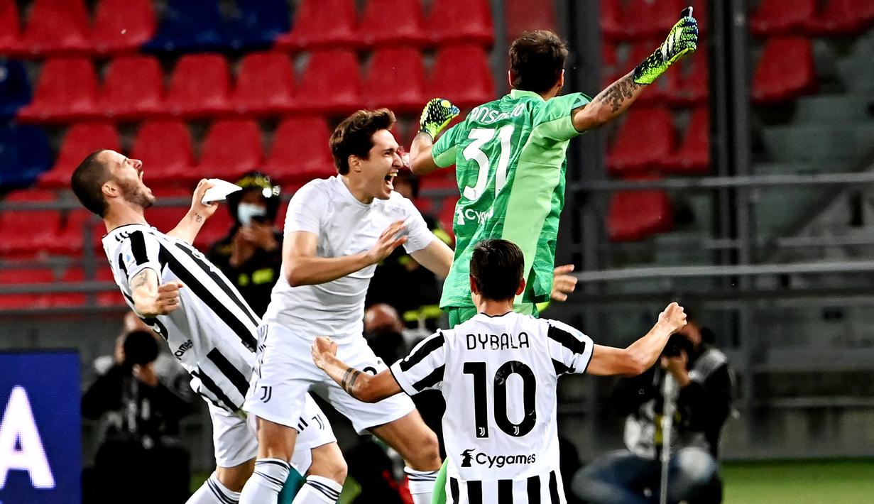 Para pemain Juventus merayakan kemenangan atas Bologna pada laga Liga Italia di Stadion Renato-Dall'Ara, Minggu (23/5/2021). Juventus menang dengan skor 4-1. (AFP/Andreas Solaro)