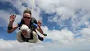 Nenek buyut, Irene O’Shea terjun payung di langit Australia Selatan, 9 Desember 2018. Nenek 102 tahun itu diyakini sebagai penerjun payung tertua di dunia setelah terjun dari ketinggian 4.300 meter. (Bryce SELLICK, Matt TEAGER/SA Skydiving/AFP)