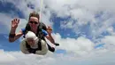 Nenek buyut, Irene O’Shea terjun payung di langit Australia Selatan, 9 Desember 2018. Nenek 102 tahun itu diyakini sebagai penerjun payung tertua di dunia setelah terjun dari ketinggian 4.300 meter. (Bryce SELLICK, Matt TEAGER/SA Skydiving/AFP)