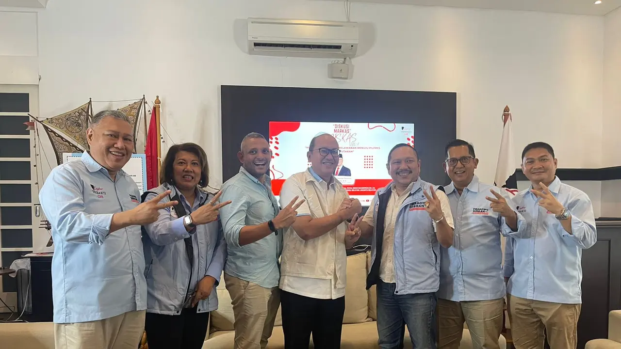 Ketua Tim Kampanye Nasional (TKN) Prabowo-Gibran, Rosan Perkasa Roeslani, menyambangi Laskar Trisakti 08 di Jalan Patal Senayan, Jakarta Selatan, Senin (15/1/2024). (Liputan6.com/Fachrur Rozie)