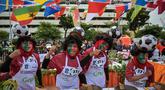 Para peserta yang mengenakan seragam tim sepak bola Portugal menyiapkan rujak uleg cingur, salad gurih tradisional khas Indonesia yang berisi moncong sapi dan sayuran, dalam Festival Rujak Uleg 2026 di Surabaya, Jawa Timur, Sabtu 9 Mei 2026. Pemerintah Kota Surabaya menggelar Festival Rujak Uleg 2026. (JUNI KRISWANTO/AFP)