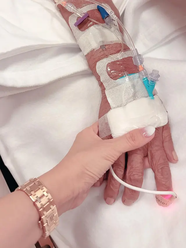 7 Potret Momo Geisha Temani Ibundanya Jalani Pengobatan di Singapura