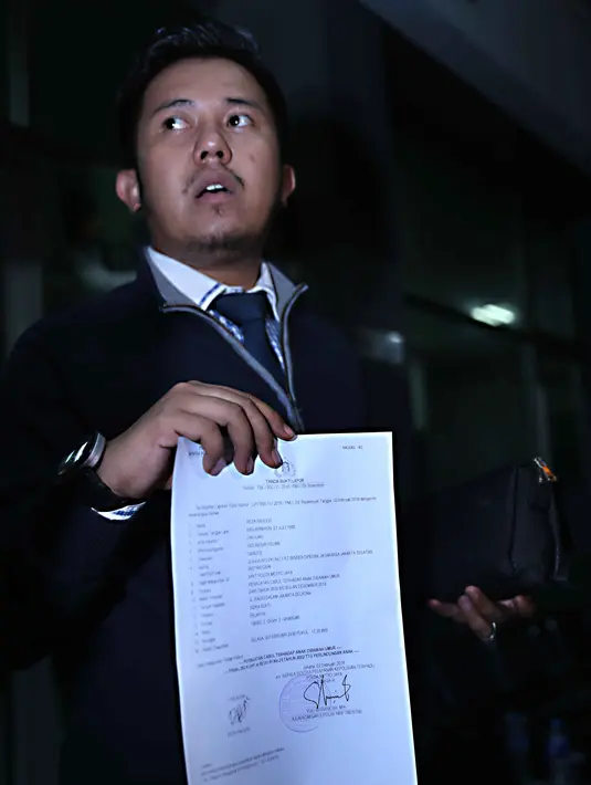 "Kita enggak kenal sama Gigih. Pas kemarin lapor tiba-tiba klien kami konsultasi sama kita. Kita tindaklanjuti ketemuan dengan mereka ngobrol sharing, dan akhirnya melaporkan," jelas Leo kuasa hukum RP. (Nurwahyunan/Bintang.com)