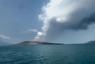 Gunung Anak Krakatau tengah membangun kembali tubuhnya setelah sebagian besar kubahnya longsor pada 2018 lalu. (Liputan6.com/Ardi Munthe).
