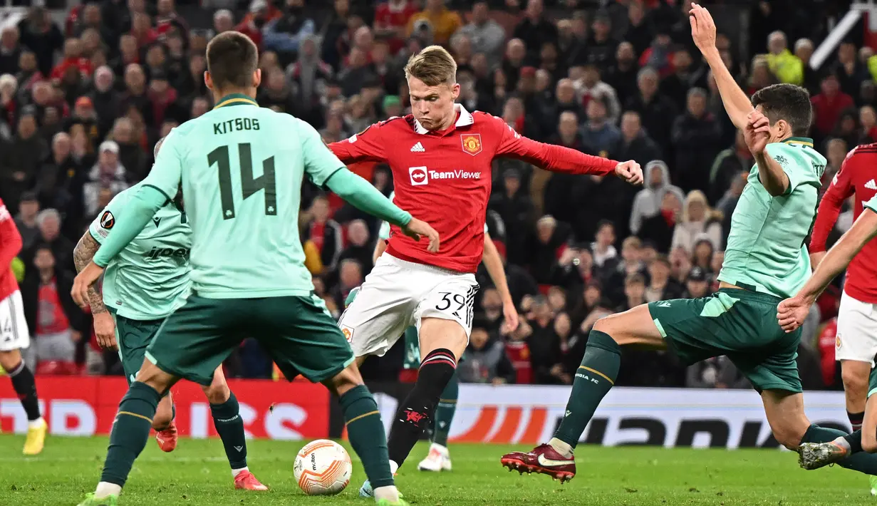 Pemain Manchester United, Scott McTominay, melepaskan tendangan saat melawan Omonoia Nicosia pada laga Europa League di Stadion Old Trafford (13/10/2022). Scott McTominay bisa menjadi pilihan Erik ten Hag untuk menggantikan peran Casemiro yang akan absen kala menghadapi Arsenal pekan ini. (AFP/Oli Scarff)