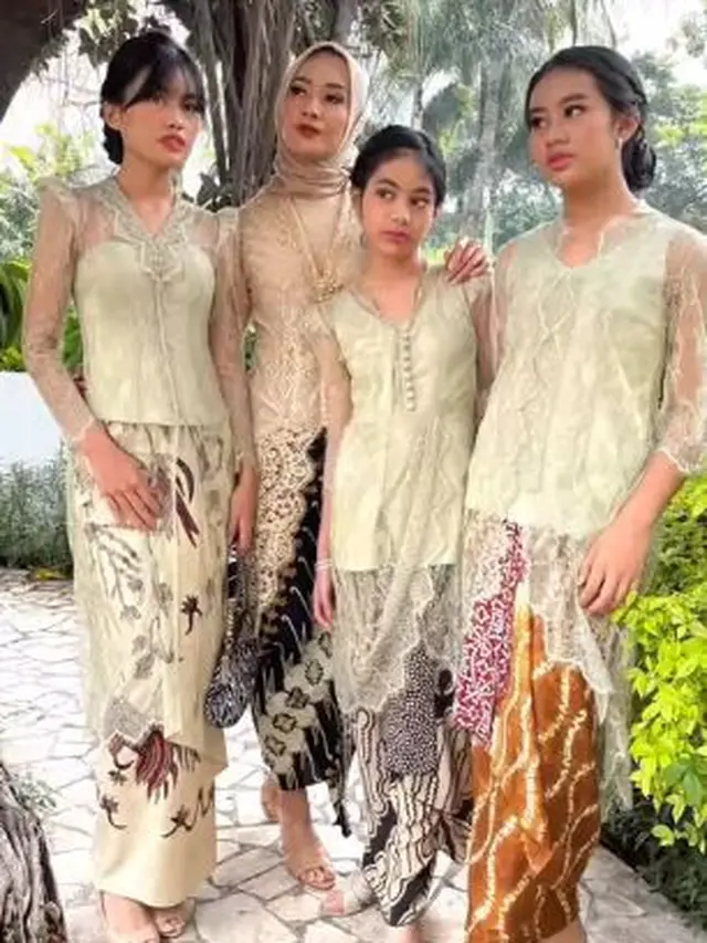 Alya Rohali bersama ketiga putrinya (Instagram/arohali)