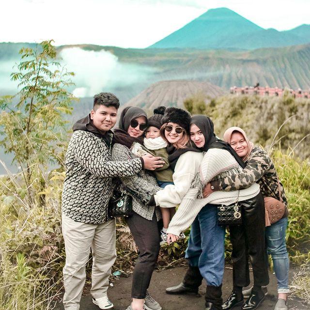 6 Potret Camelia Putri dan Keluarga Liburan Ke Bromo