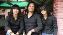 Di rumah duka yang terletak di kawasan Pamulang ini terlihat para personil T-Koes Band. Grup band masa kini yang membawakan tembang lagu Koes Plus, dan pastinya band ini terinspirasi dari Koes Plus. (Adrian Putra/Bintang.com)