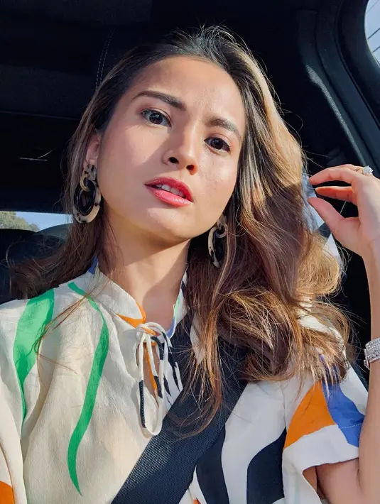 Acha seolah suka berpose saat matahari mengenai wajahnya. Bahkan saat di dalam mobil sekalipun, ia terlihat percaya diri melakukan selfie yang menunjukkan potret wajah yang natural. (Liputan6.com/IG/@septriasaacha).