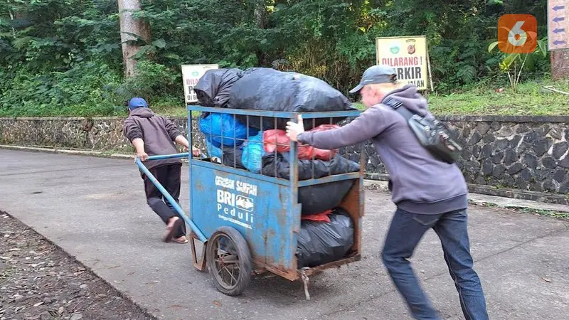 Warga dan pengelola Taman Nasional Gunung Gede Pangrango, Sukabumi, Jawa Barat, saat mengangkut sampah (Liputan6.com/Istimewa).