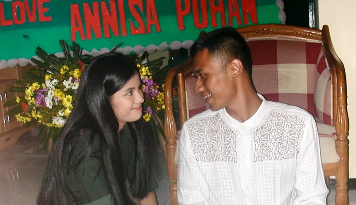 Foto lawas April 2004, saat itu usia Annisa Pohan 23 tahun dan AHY adalah 26 tahun. Dalam keterangan unggahannya, Annisa ungkap jika foto lawas tersebut sangat menghangatkan hati. Menantu SBY itu menambahkan jika bahagianya saat itu sangat sederhana karena bisa membuat kekasihnya bahagia. Saling lempar tatapan, cara berpandangan Annisa Pohan dan AHY ini penuh cinta. (Liputan6.com/IG/@annisayudhoyono)