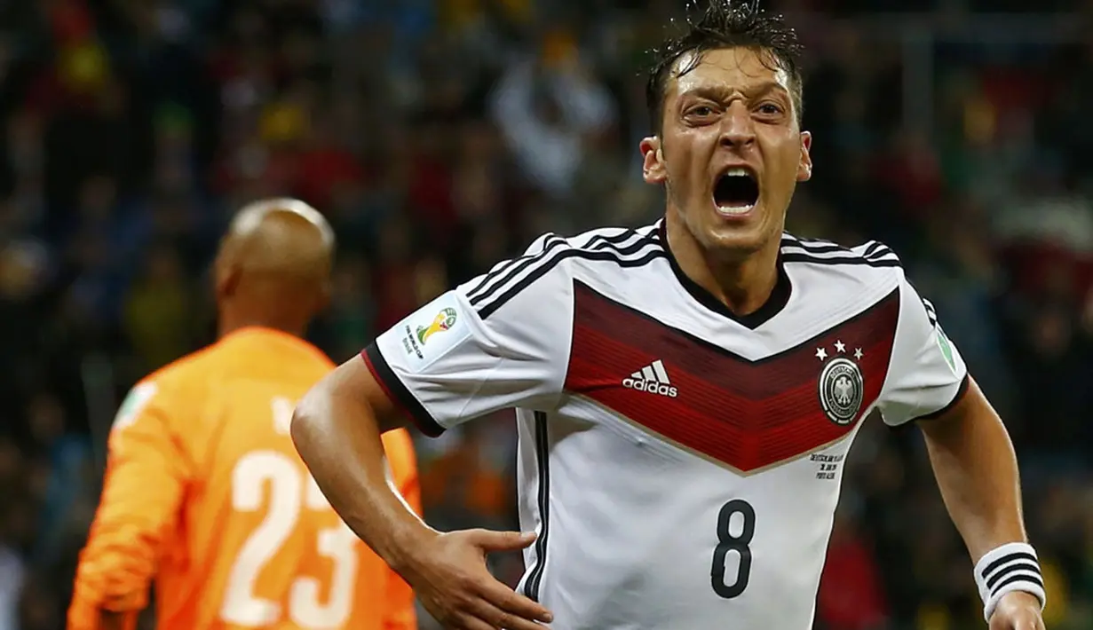 Selebrasi pemain tengah Timnas Jerman, Mesut Ozil, usai mencetak gol ke gawang Aljazair di Stadion Beira Rio, Porto Alegre, (1/7/2014). (REUTERS/Darren Staples)