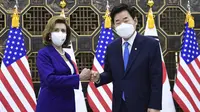 Ketua DPR AS Nancy Pelosi, kiri, berpose dengan Ketua Majelis Nasional Korea Selatan Kim Jin Pyo sebelum pertemuan mereka di Majelis Nasional di Seoul, Korea Selatan Kamis, 4 Agustus 2022. (Kim Min-Hee/Pool Photo via AP)