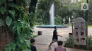 Warga beraktivitas di Taman Suropati, Menteng, Jakarta, Rabu (18/3/2020). Meskipun ditutup untuk umum terkait upaya mencegah penyebaran virus covid 19, namun sebagian masyarakat tetap beraktivitas di sekitar taman tersebut untuk berolahraga atau sekadar berekreasi. (Liputan6.com/Immanuel Antonius)